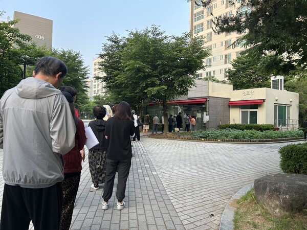 3일 오전 서울 강남구 한 아파트단지에 마련된 투표소에서 유권자들이 투표 순서를 기다리고 있다. (사진=뉴스포스트 이별님 기자)