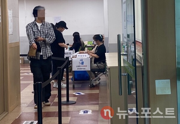 3일 서울 송파구의 한 투표소에서 유권자들이 제21대 대통령 선거 투표를 하고 있다. (사진=뉴스포스트 문현우 기자)