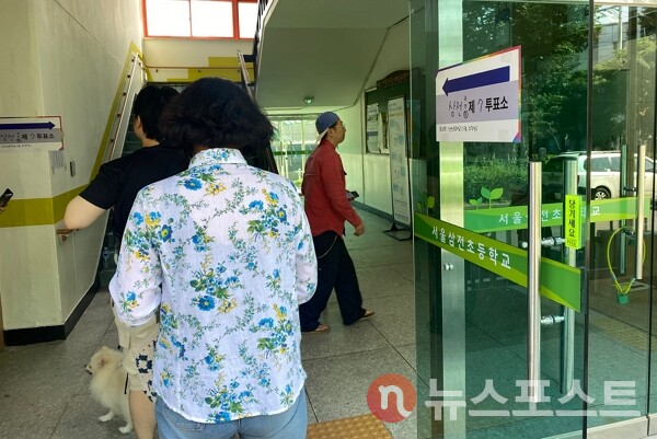 3일 서울 송파구의 한 투표소에서 유권자들이 제21대 대통령 선거 투표를 하기 위해 입장하고 있다. (사진=뉴스포스트 문현우 기자)