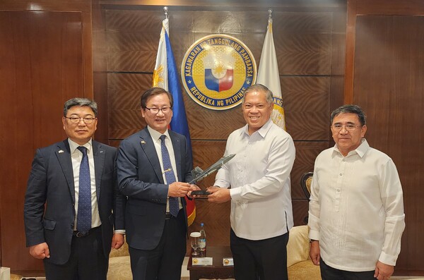 KAI가 6월 3일 필리핀 국방부와 FA-50 추가 12대 수출계약을 체결했다. 왼쪽부터 KAI 최종원 전략본부장, KAI 강구영 사장, 필리핀 미손 획득 차관, 호나산 회득차관보. (사진=KAI)