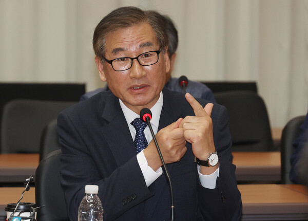 강구영 한국항공우주산업(KAI) 대표이사 사장이 지난 2023년 5월 경남 사천 KAI 본사 회의실에서 열린 방위사업청장 방산현장 간담회에 참석해 기자들의 질문에 답하고 있다. (사진=뉴시스)