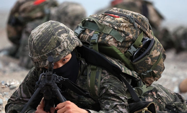 지난 4월 28일 경상북도 포항시 북구 독석리 해안 일대에서 열린 해군·해병대 25년 전반기 합동상륙훈련 결정적 행동에서 해병대원이 사주경계를 하고 있다. (사진=뉴시스)