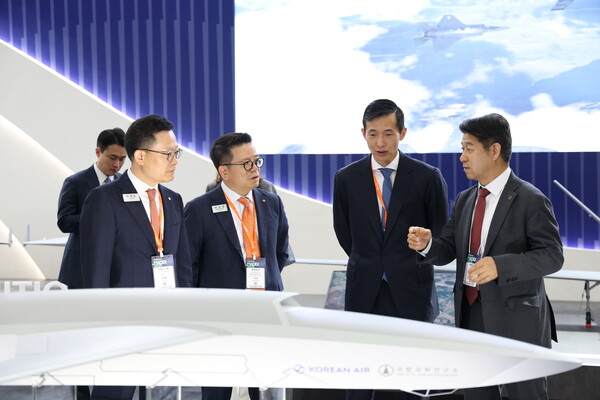 김동관 한화그룹 부회장이 지난달 열린 MADEX(국제해양방위산업전)에서 한화 방산계열사 사장들과 관계자로부터 설명을 듣고 있다. (사진=한화에어로스페이스)