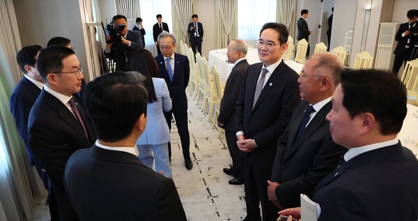 13일 서울 용산 대통령실에서 열린 6경제단체와 기업인 간담회에서 참석자들이 대화하고 있다. (사진=뉴시스)