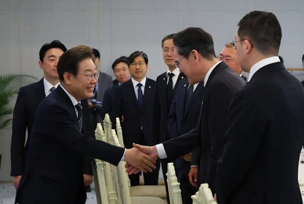 이재명 대통령이 13일 서울 용산 대통령실에서 열린 6경제단체와 기업인 간담회에 입장하며 이재용 삼성전자 회장과 악수하고 있다. (사진=뉴시스)