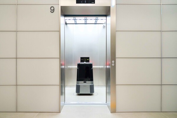 현대차·기아가 개발한 달이 딜리버리가 팩토리얼 성수에서 음료를 배달하는 모습. (사진=현대차그룹)