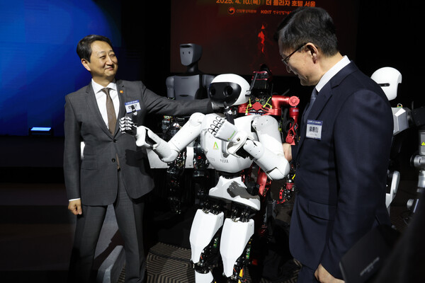 안덕근(왼쪽) 산업통상자원부 장관과 유홍림 서울대학교 총장이 4월 10일 서울 중구 더플라자 호텔에서 열린 K-휴머노이드 연합 출범식에서 휴머노이드와 기념촬영을 하고 있다. (사진=뉴시스) 