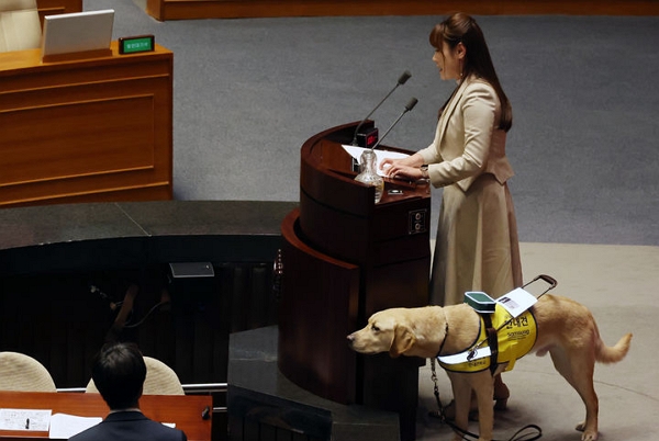 김예지 국민의힘 의원과 시각장애인 안내견. (사진=뉴시스)