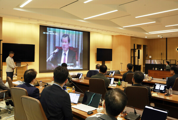 2025 SK 경영전략회의에 참여한 SK 경영진이 최종현 선대회장의 육성을 들으며 SKMS 철학과 정신을 되새기고 있다. (사진=SK)