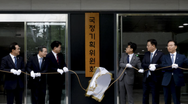 이한주(왼쪽 세번째) 국정기획위원회 위원장이 16일 서울 종로구 정부서울청사 창성동 별관에서 열린 국정기획위원회 출범 현판 제막식에서 참석자들과 제막을 하고 있다. (사진=뉴시스)