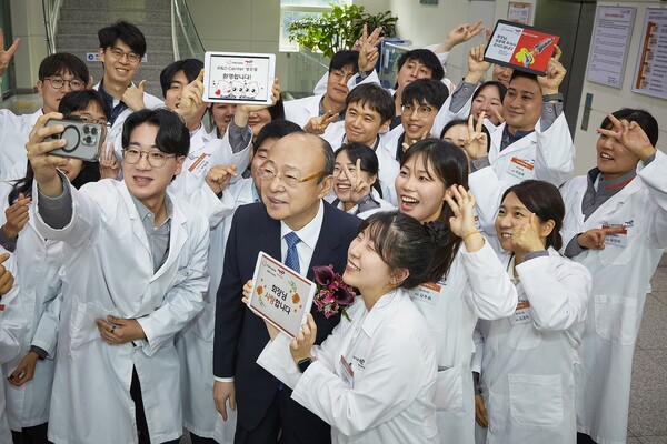 김승연 회장이 한화토탈에너지스 연구소에서 연구원들과 셀카를 찍고 있다. (사진=한화)