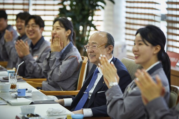 김승연 회장이 한화토탈에너지스 대산공장 직원들과 오찬을 하며 환담을 나누고 있다. (사진=한화)