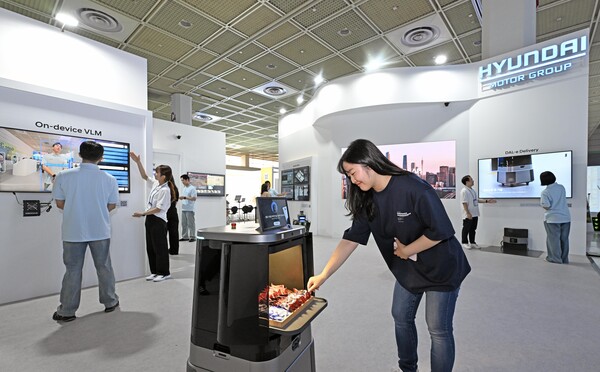 안면인식 시스템 ‘페이시(Facey)’가 적용된 배송로봇 ‘달이 딜리버리(DAL-e Delivery)’가 고객을 알아보고 물건을 전달하는 모습. (사진=현대차그룹)