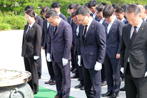 손재일 한화에어로스페이스 한화시스템 대표(우측 두번째)와 어성철 한화오션 특수선사업부장(좌측 두번째)이 임직원들과 함께 19일 국립서울현충원에서 참배하고 있다. (사진=한화에어로스페이스)