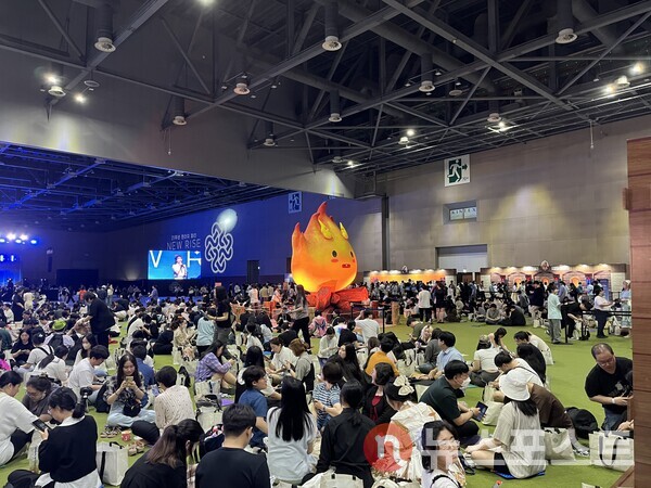 마비노기 21주년 판타지 파티 'NEW RISE' 행사장 중앙에 마련된 '모닥불 정령 포토존'. (사진=김윤진 기자) 