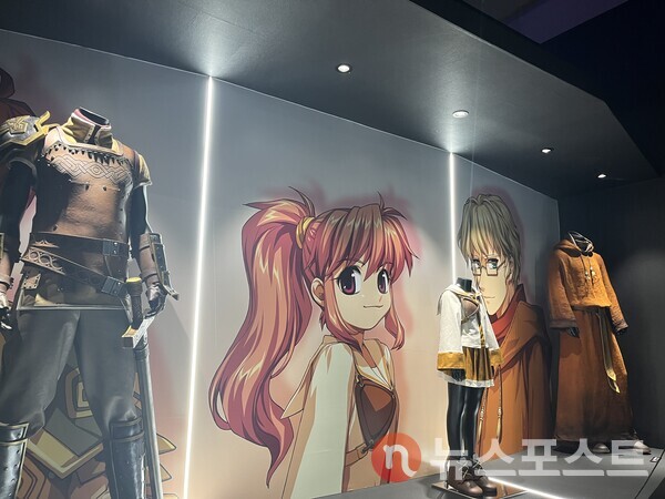 '에린 연대기 도서관' 속 전시품들. (사진=김윤진 기자)