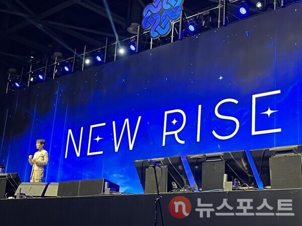 최동민 디렉터가 업데이트 방향성을 공개하는 모습.