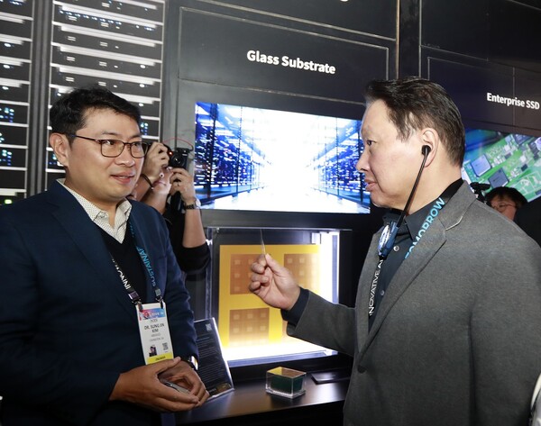 최태원 SK 회장이 지난 1월 미국 라스베이거스에서 열린 ‘CES 2025’ 행사장에 마련된 SK 전시관에서 유리기판을 살펴보고 있다. (사진=SK그룹)