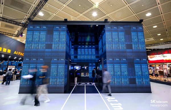 WIS 2025에 설치한 SKT의 AI 데이터센터 부스. (사진=SKT)