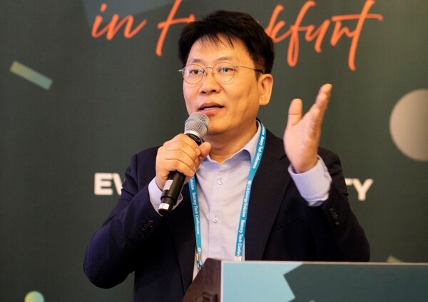  LG에너지솔루션 CEO 김동명 사장이 글로벌 인재 채용 행사 'BTC in 프랑크푸르트'에서 발표하고 있다/ (사진=LG에너지솔루션)