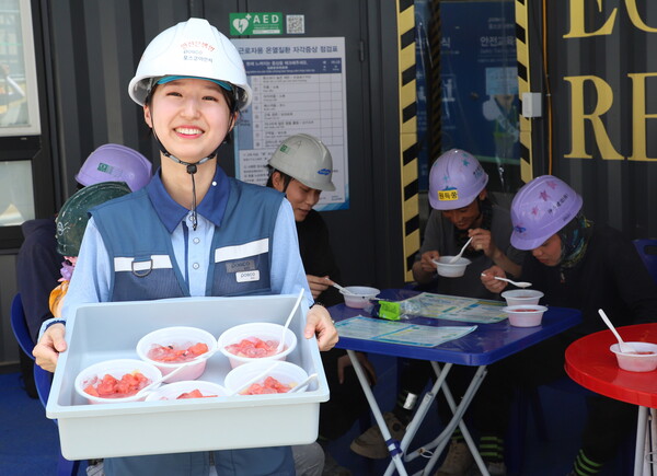 포스코이앤씨가 현장 근로자들에게 시원한 수박을 제공하고 있다. (사진=포스코이앤씨)