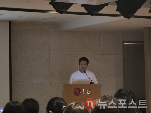 한영섭 LG유플러스 AI테크랩장(전무)가 발표를 진행하고 있다. (사진=뉴스포스트 최종원 기자)