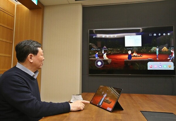 2022년 2월 신동빈 롯데 회장이 주요 경영진이 참석한 가운데 그룹의 주요 현안과 사업 전략을 논의하는 메타버스 회의를 진행하고 있다. (사진=롯데)