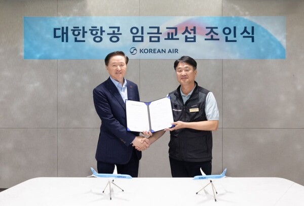 우기홍 대한항공 부회장(왼쪽)과 조영남 대한항공 노동조합위원장(오른쪽)이 기념사진을 촬영하고 있다. (사진=대한항공)