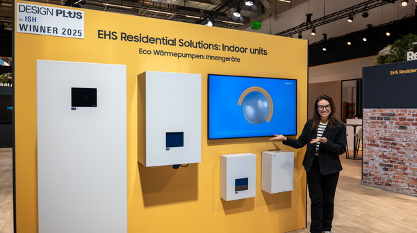 삼성전자 모델이 3월 17일부터 21일(현지시간)까지 독일 프랑크푸르트에서 개최된 냉난방공조전시회 'ISH 2025’에서 고효율 냉난방 시스템 히트펌프 '슬림핏 클라이밋허브'를 소개하고 있다. (사진=삼성전자)