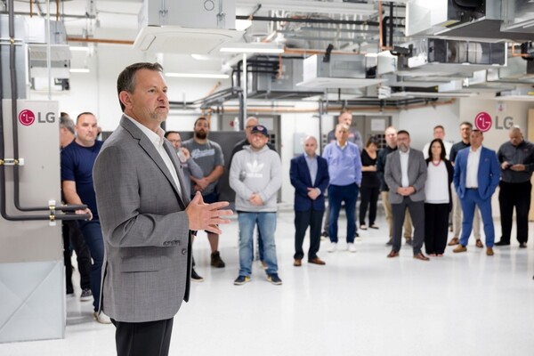 미국 보스턴 아카데미에서 스티브 스카브로 LG전자 미국법인 상업용에어컨담당이 엔지니어들에게 LG전자의 다양한 냉난방공조 제품을 설명하고 있다. (사진=LG전자)
