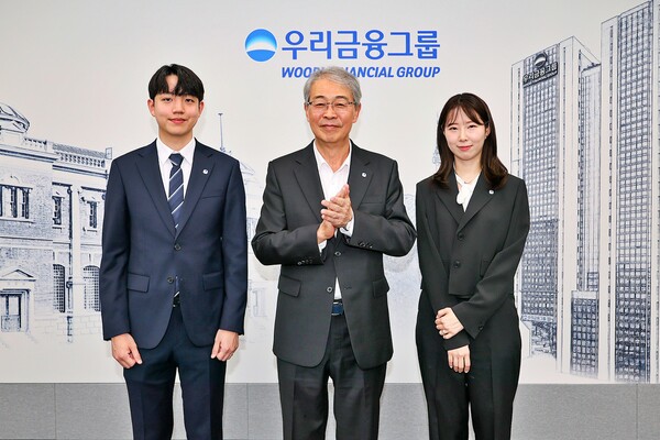 우리금융그룹 임종룡 회장과 그룹의 새 가족이 된 동양생명·ABL생명 직원들. (사진=우리금융그룹)