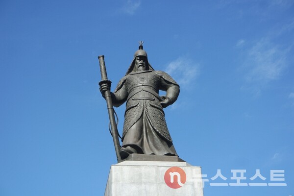 서울 종로구 광화문에 위치한 충무공 이순신 장군 동상. (사진=뉴스포스트 이별님 기자)