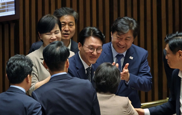 3일 김민석 국무총리 후보자가 서울 여의도 국회에서 열린 제426회 국회(임시회) 제4차 본회의에서 총리 임명동의안이 가결된 후 의원들의 축하를 받고 있다. (사진=뉴시스)