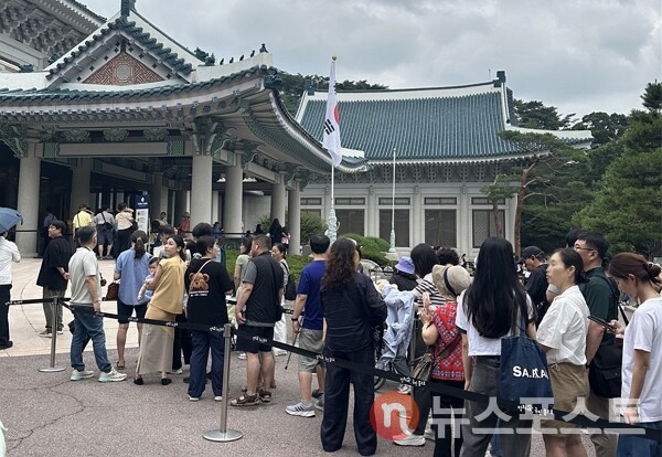 4일 서울 종로구 청와대에 시민들이 줄을 서서 기다리고 있다. (사진=뉴스포스트 강은지 기자)