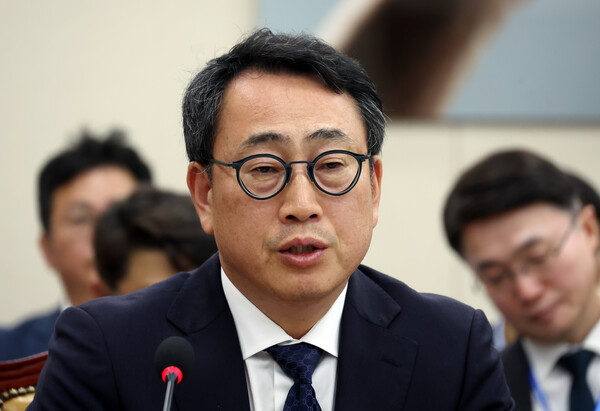 5월 8일 서울 여의도 국회에서 열린 과학기술정보방송통신위원회 전체회의 SK텔레콤 해킹 관련 청문회에서 유영상 SKT 대표이사가 의원 질의에 답하고 있다. (사진=뉴시스)