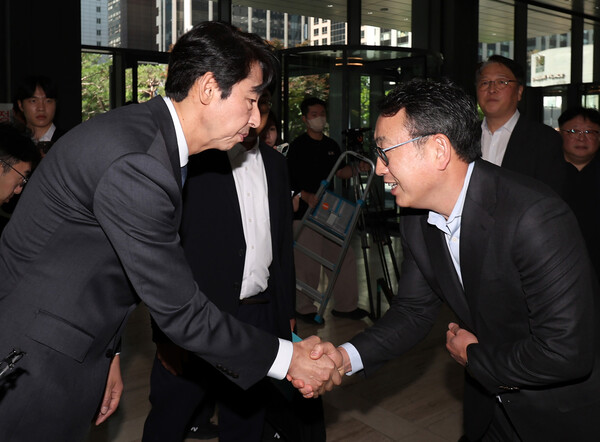 국회 과학기술정보방송통신위원회 소속 이훈기 더불어민주당 의원이 지난 6월 5일 최태원 SK그룹 회장에게 SKT 해킹 사태에 따른 위약금 면제를 요청하기 위해 서울 종로구 SK서린빌딩을 방문, 유영상 SK텔레콤 대표와 인사를 하고 있다. (사진=뉴시스)