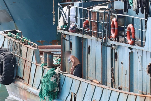 지난해 9월 25일 인천 중구 인천해경전용부두에서 우리 해역에서 불법 조업 중 해양경찰에 나포된 중국 어선에서 한 중국인 선원이 작업을 하고 있다. (사진=뉴시스)