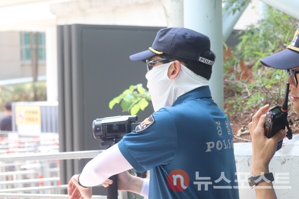 9일 서울 서초구 서울중앙지방법원 앞에서 경찰이 팔토시와 햇빛 차단용 마스크로 폭염을 대비하고 있다. (사진=뉴스포스트 이별님 기자)
