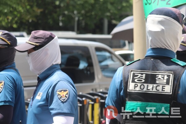 9일 서울 서초구 서울중앙지방법원 앞에서 경찰들이 폭염에 대비하기 위해 햇빛 차단 마스크로 얼굴을 감쌌다. (사진=뉴스포스트 이별님 기자)