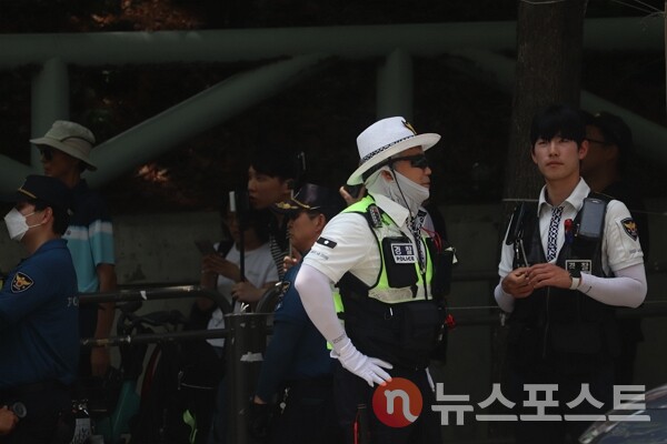 9일 서울 서초구 서울중앙지방법원 앞에서 경찰들이 폭염을 대비하려고 팔토시와 햇빛 차단용 마스크 등으로 무장했다. (사진=뉴스포스트 이별님 기자)