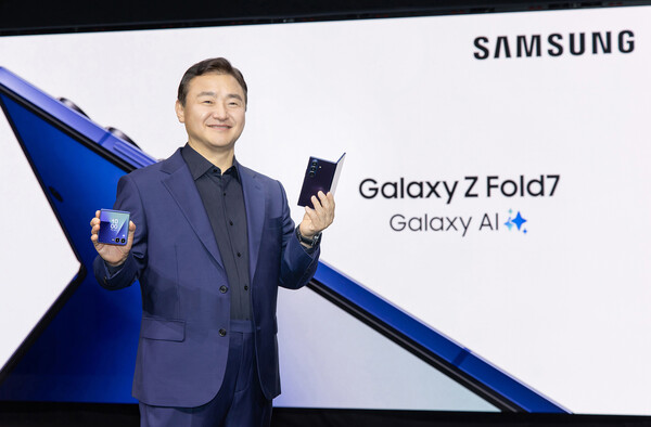 삼성전자 DX부문장 직무대행 노태문 사장이 9일(현지시간) 미국 뉴욕 브루클린 듀갈 그린하우스에서 열린 '갤럭시 언팩 2025' 행사에서 초슬림 대화면 폴더블폰 '갤럭시 Z 폴드7'과 '갤럭시 Z 플립7'을 공개하는 모습. (사진=삼성전자)