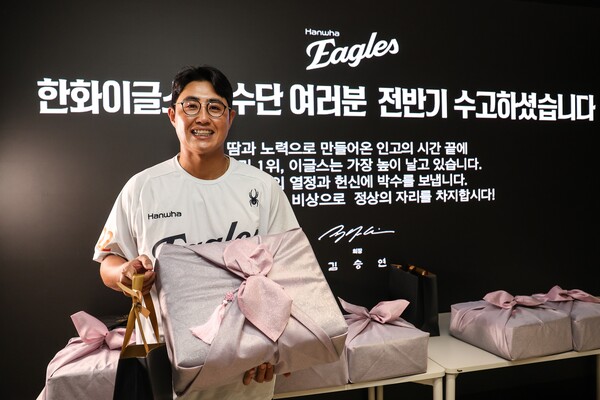 한화 김승연 회장이 프로야구 정규시즌 전반기 1위를 확정한 이글스 선수단과 임직원에게 특별 격려품을 전달했다. (사진=한화)