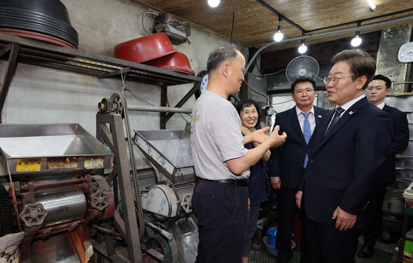 지난달 13일 이재명 대통령이 농민기본소득 시범사업 현황 점검을 위해 방문한 경기도 연천군 방앗간에서 주인과 대화하고 있다. (사진=뉴시스)