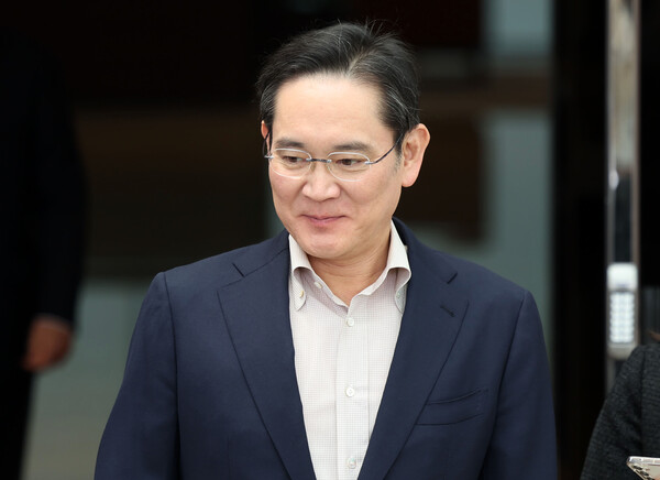 일본 출장을 마친 이재용 삼성전자 회장이 지난 4월 9일 서울 강서구 김포비즈니스항공센터(SGBAC)로 귀국하고 있다. (사진=뉴시스)