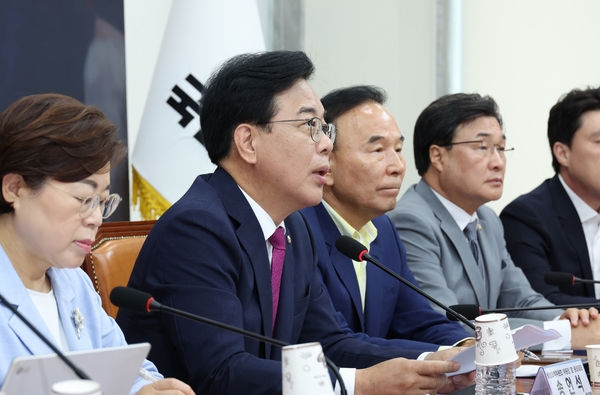 24일 송언석 국민의힘 비상대책위원장 겸 원내대표가 서울 여의도 국회에서 열린 비상대책위원회의에서 발언을 하고 있다. (사진=뉴시스)