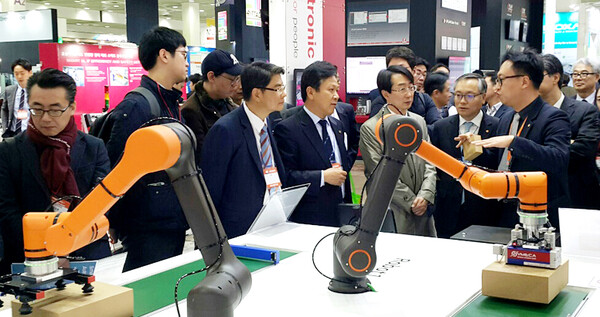'오토메이션월드 2017'에서 한화테크윈 협동로봇 출시 행사 직후 참석자들이 한화테크윈 부스를 관람하고 있다. (사진=한화)