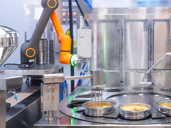 대구 논공휴게소 광주방향 주방에 설치된 협동로봇. (사진=한화로보틱스)