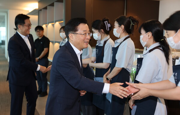 한화생명 신임 각자 대표이사인 권혁웅 부회장과 이경근 사장이 부임 후 첫 활동으로, 임직원들과의 소통을 위해 각 부서를 직접 찾아 인사하며 악수를 하고 있다. (사진=한화생명)