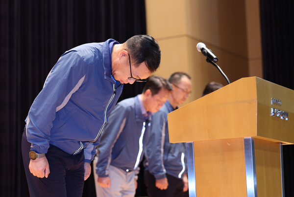 정희민 포스코이앤씨 대표이사 사장이 지난달 29일 오후 인천 연수구 포스코이앤씨 인천 송도사옥에서 지난 28일 경남 함양~창녕 고속도로 현장에서 발생한 중대재해와 관련해 고개숙여 사과하고 있다. (사진=뉴시스)