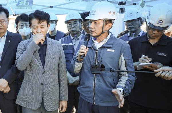 송치영 포스코이앤씨 신임 사장이 지난 6일 '광명~서울 고속도로 연장 공사' 사고 현장에서 더불어민주당 을지로위원회 의원들의 질문에 답하고 있는 모습이다. (사진=뉴시스)
